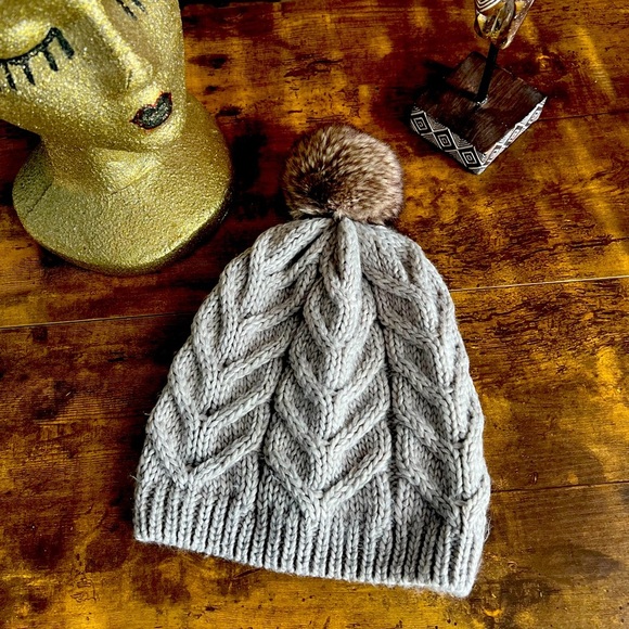 Gap OSFA grey cable knit snow cap with faux fur pom pom’s. - Picture 1 of 7